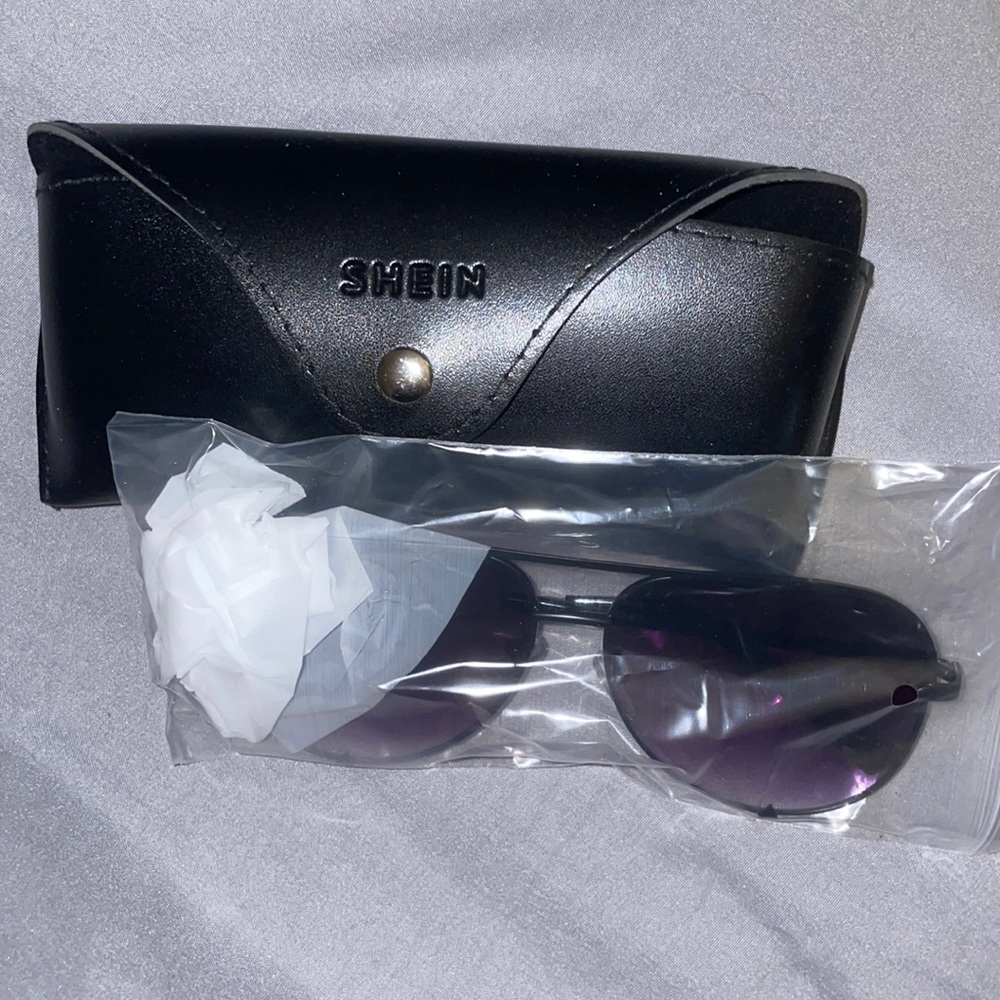 NWOT with sunglasses. Oversized like aviators